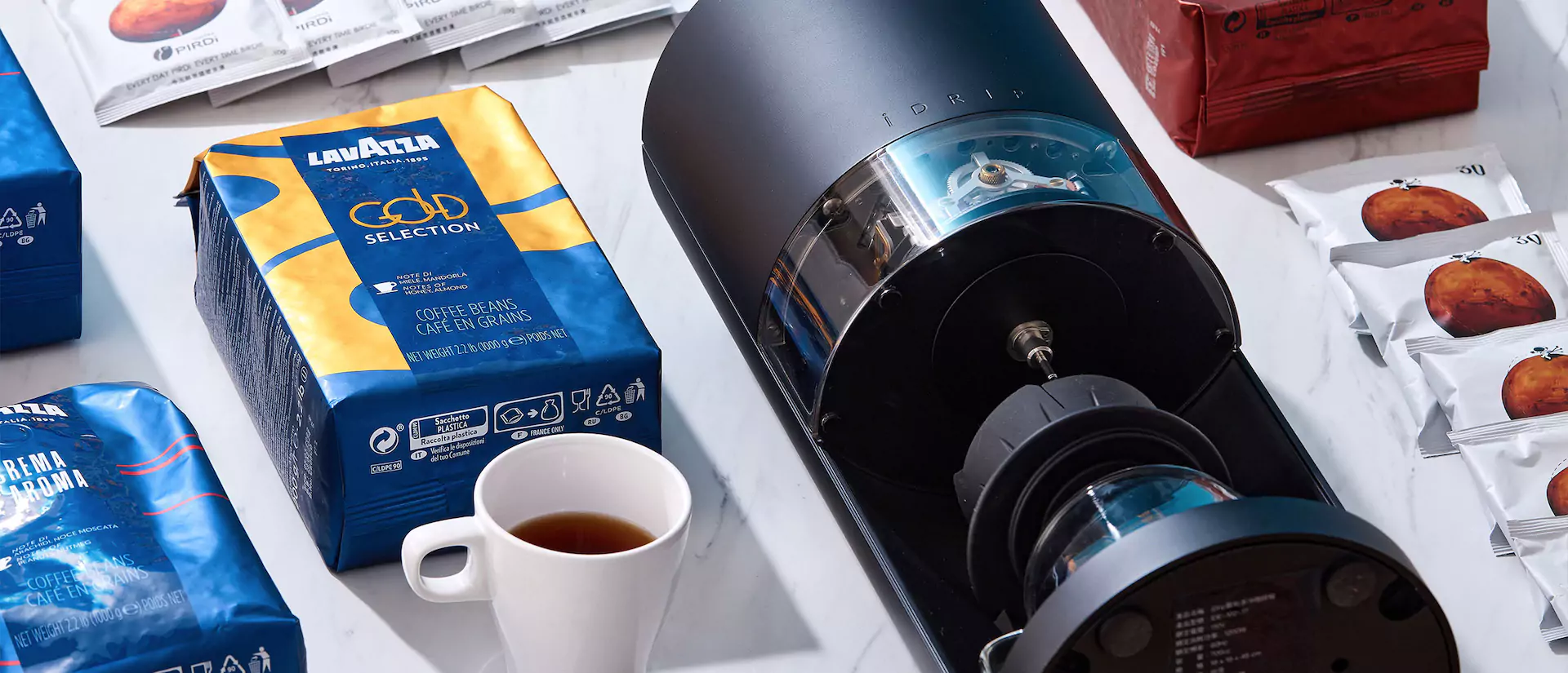 歪國零食嘴辦公室飲品配，桌上有茶包咖啡